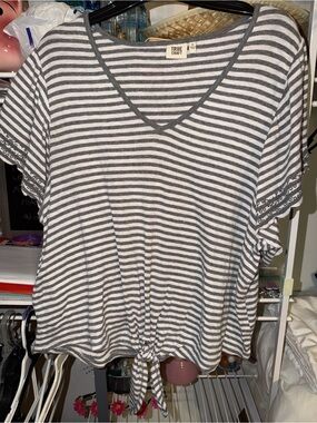 Craft Gray & White Striped V-Neck Tie-Front Crop Top